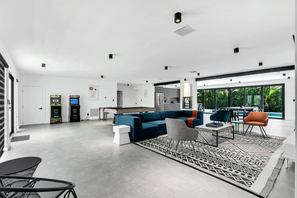 Heated Pool Modern 5 Bedrooms House 10 Minutes To The Ocean *